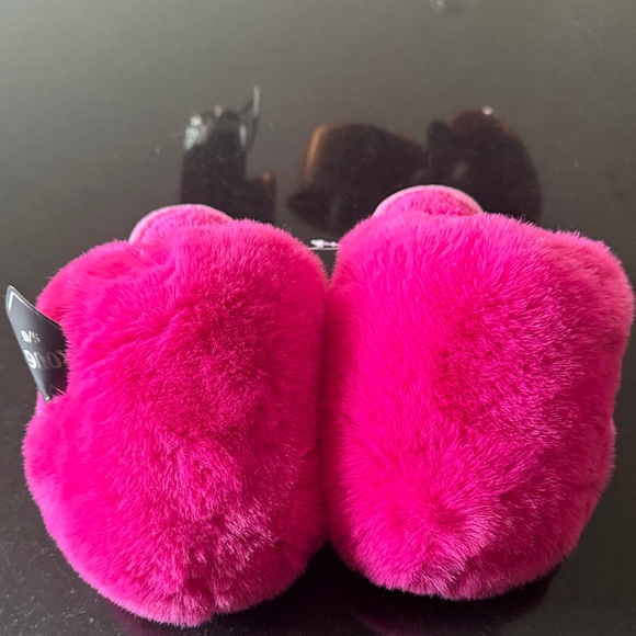 Plush Pink Woman’s Slippers - Picture 3 of 6